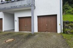 Garage und Stellplatz davor