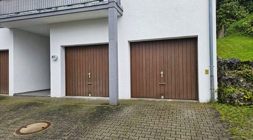 Garage und Stellplatz davor