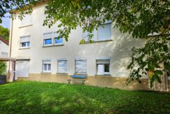 Rückansicht mit Bank