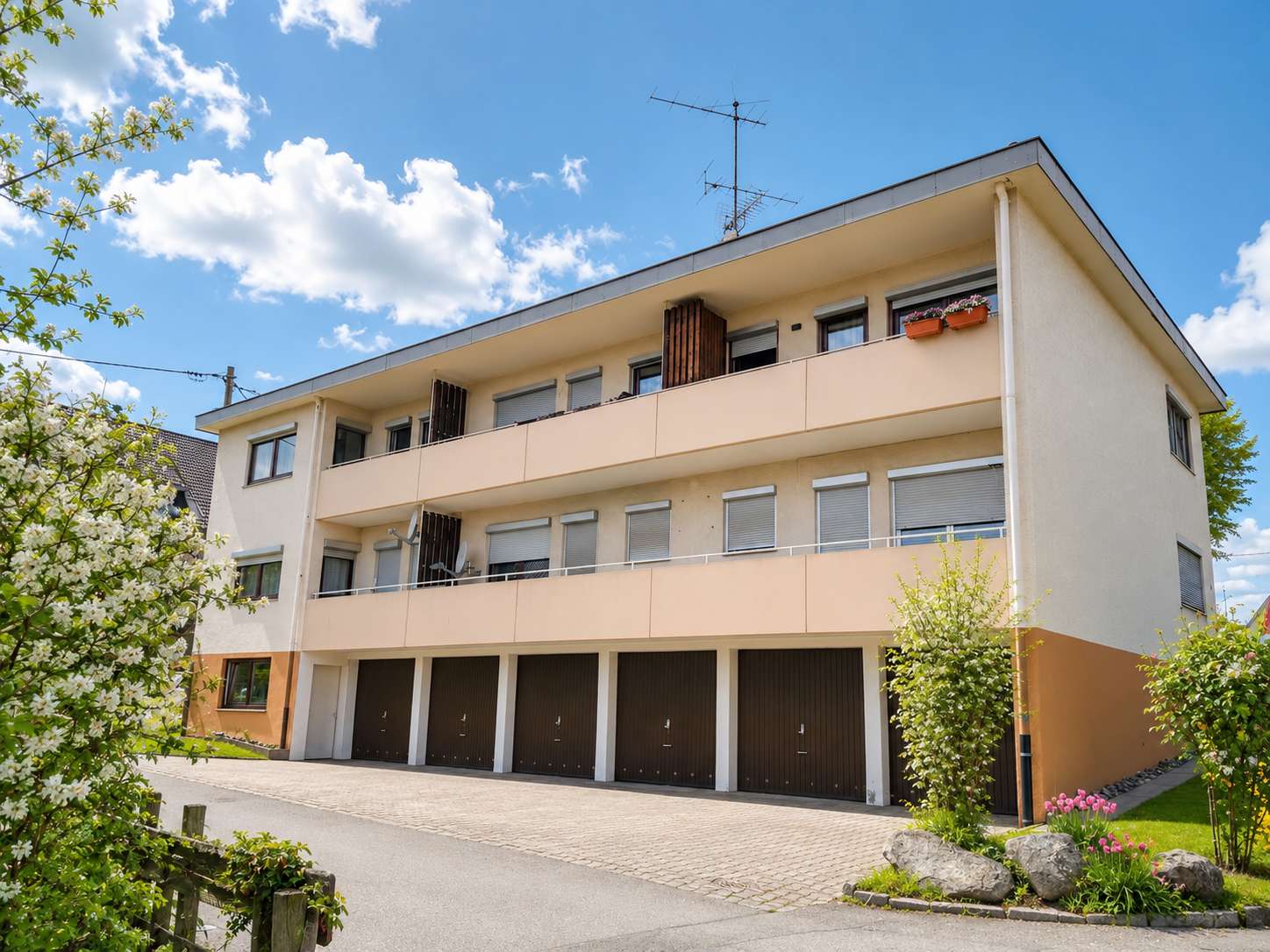 Detailansicht Außenansicht der Immobilie Freie 1-Zimmer-Wohnung in ruhiger Lage