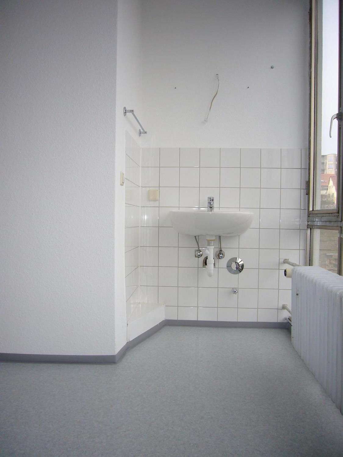 Detailansicht Badezimmer/2. Zimmer der Immobilie Gemütliche 1,5-Zimmer-Wohnung mit schöner Aussicht in zentrumsnaher Lage in Reutlingen