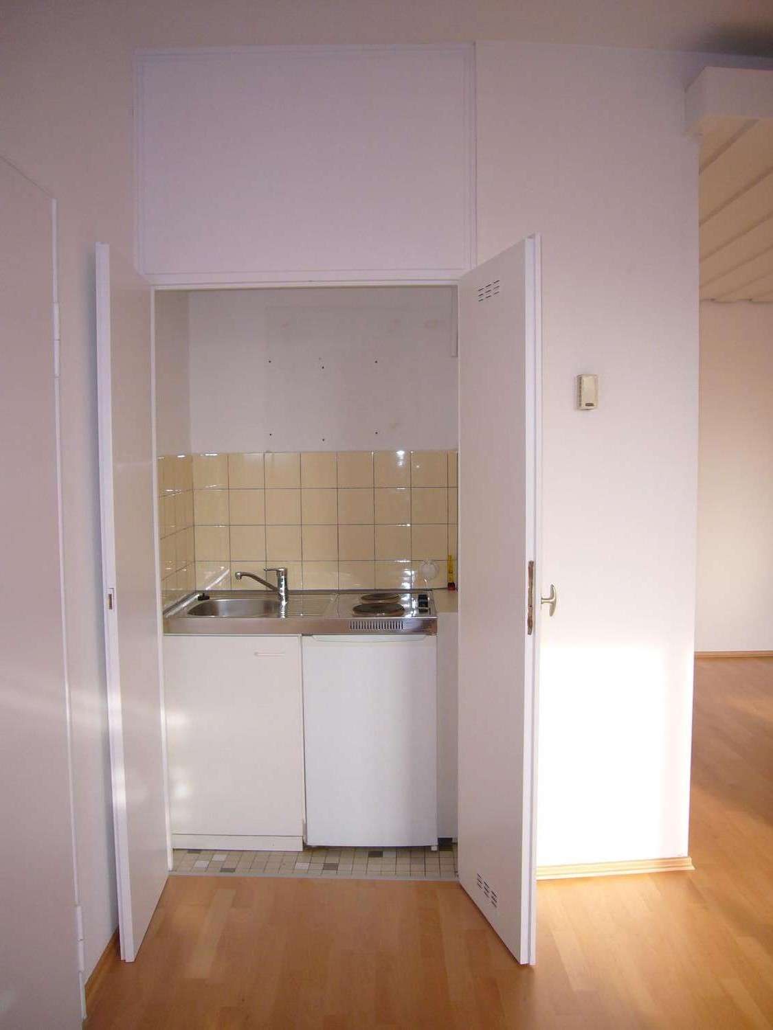 Detailansicht Küchenzeile der Immobilie Gemütliche 1,5-Zimmer-Wohnung mit schöner Aussicht in zentrumsnaher Lage in Reutlingen