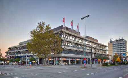 Detailansicht Hausansicht der Immobilie zentraler Tiefgaragenstellplatz