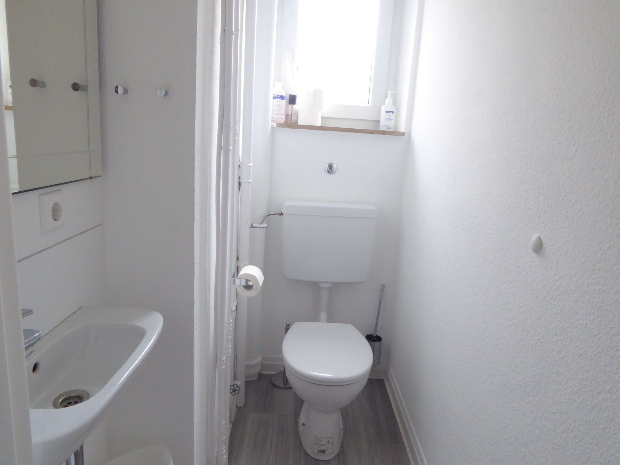 Detailansicht Gemeinschafts-WC der Immobilie NUR FÜR STUDENTEN-/INNEN - Zimmer in 3er-WG in einem Studentenwohnheim in Reutlingen