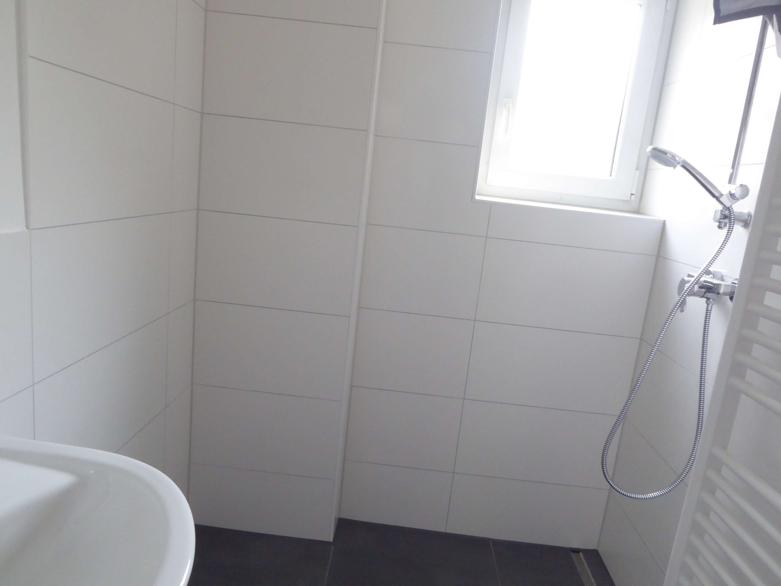 Detailansicht Gemeinschaftsbad der Immobilie NUR FÜR STUDENTEN-/INNEN - Zimmer in 3er-WG in einem Studentenwohnheim in Reutlingen