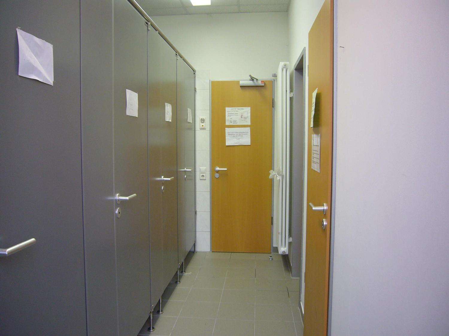 Detailansicht Gemeinschaftsduschraum der Immobilie Zentrumsnahes Studentenzimmer in einem Studentenwohnheim in Reutlingen