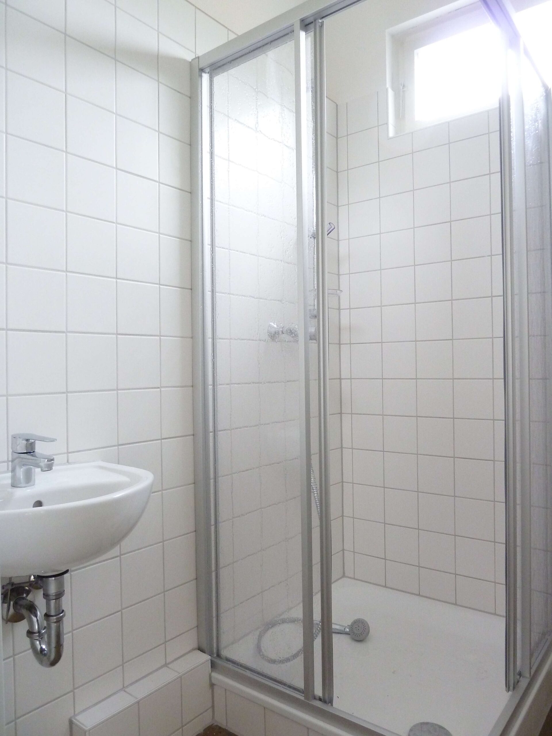 Detailansicht Duschbad der Immobilie NUR FÜR STUDENTEN-/INNEN - Zimmer in einer 4er-WG in einem Studentenwohnheim in Reutlingen
