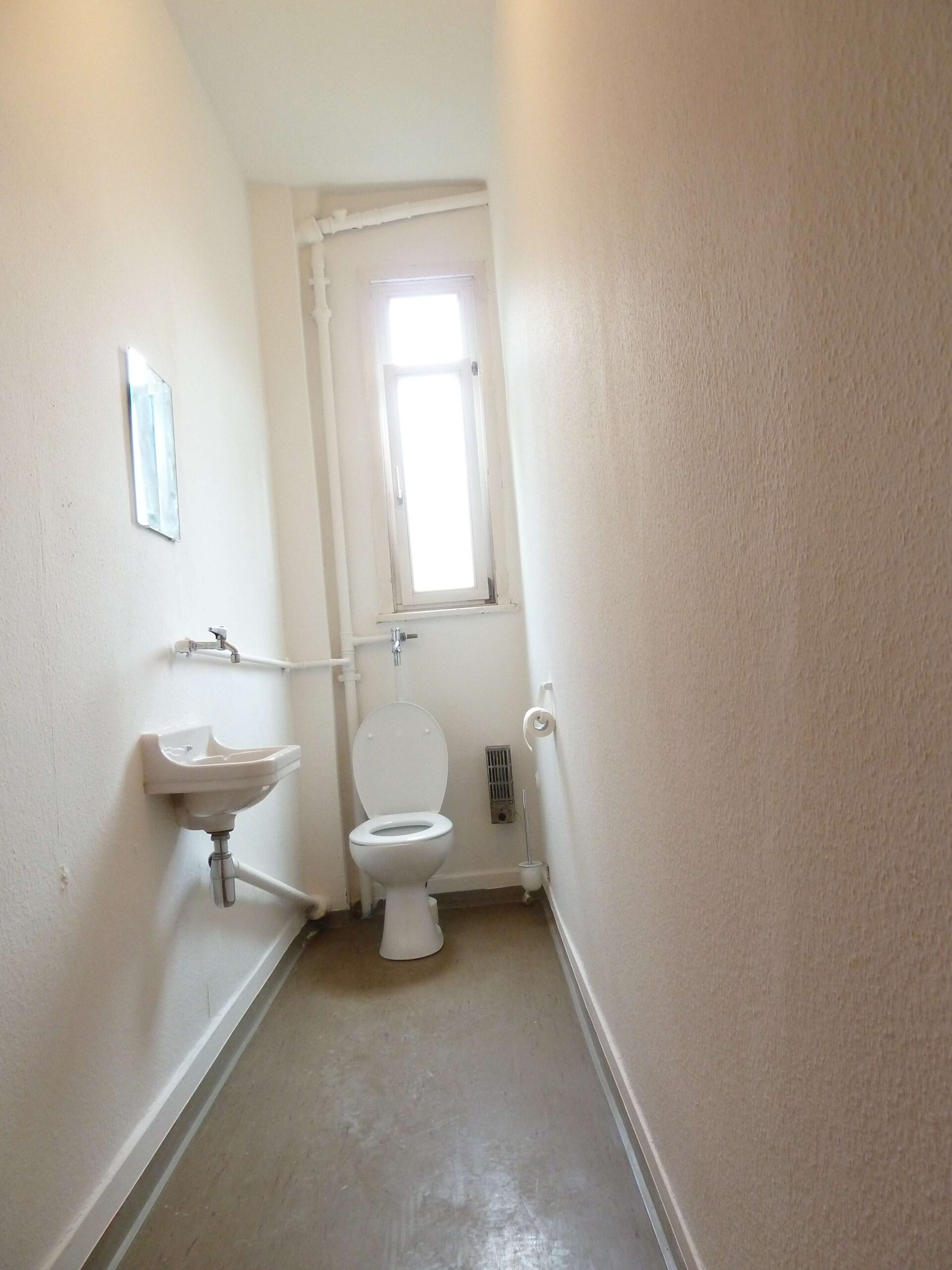 Detailansicht separates WC der Immobilie NUR FÜR STUDENTEN-/INNEN - Zimmer in einer 4er-WG in einem Studentenwohnheim in Reutlingen