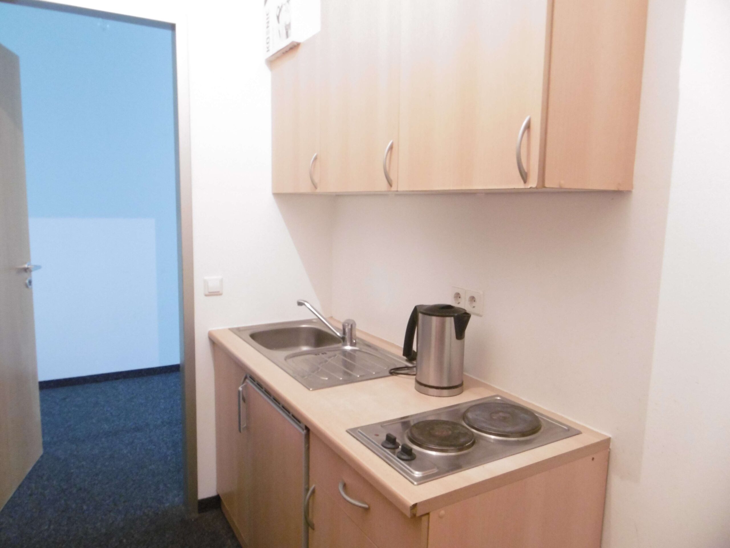 Detailansicht Küchenzeile mit Zi-Nachbar der Immobilie NUR FÜR STUDENTEN-/INNEN - Zimmer in einer 2er-WG in einem Studentenwohnheim in Reutlingen