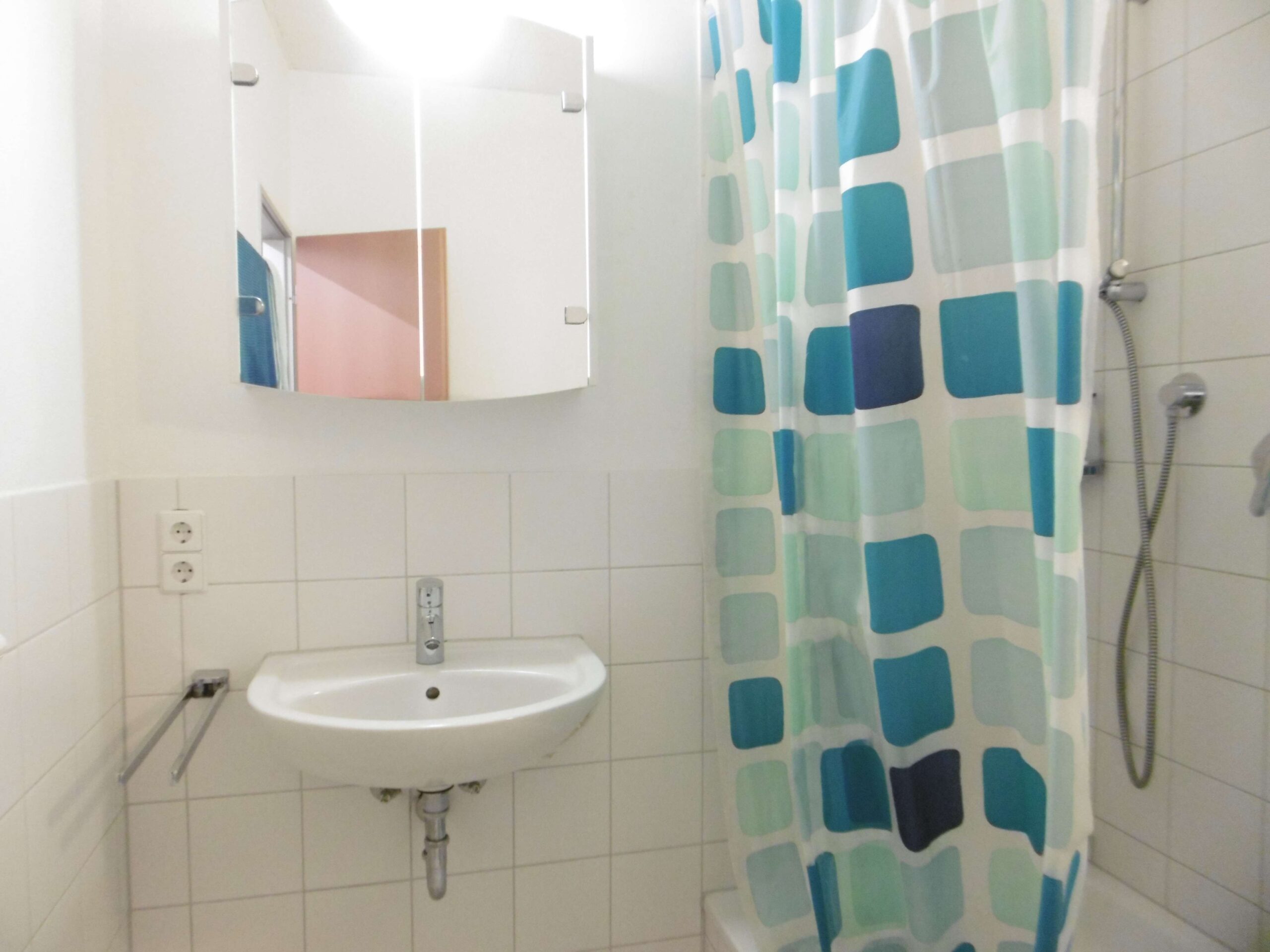 Detailansicht Bad mit Zi-Nachbar der Immobilie NUR FÜR STUDENTEN-/INNEN - Zimmer in einer 2er-WG in einem Studentenwohnheim in Reutlingen