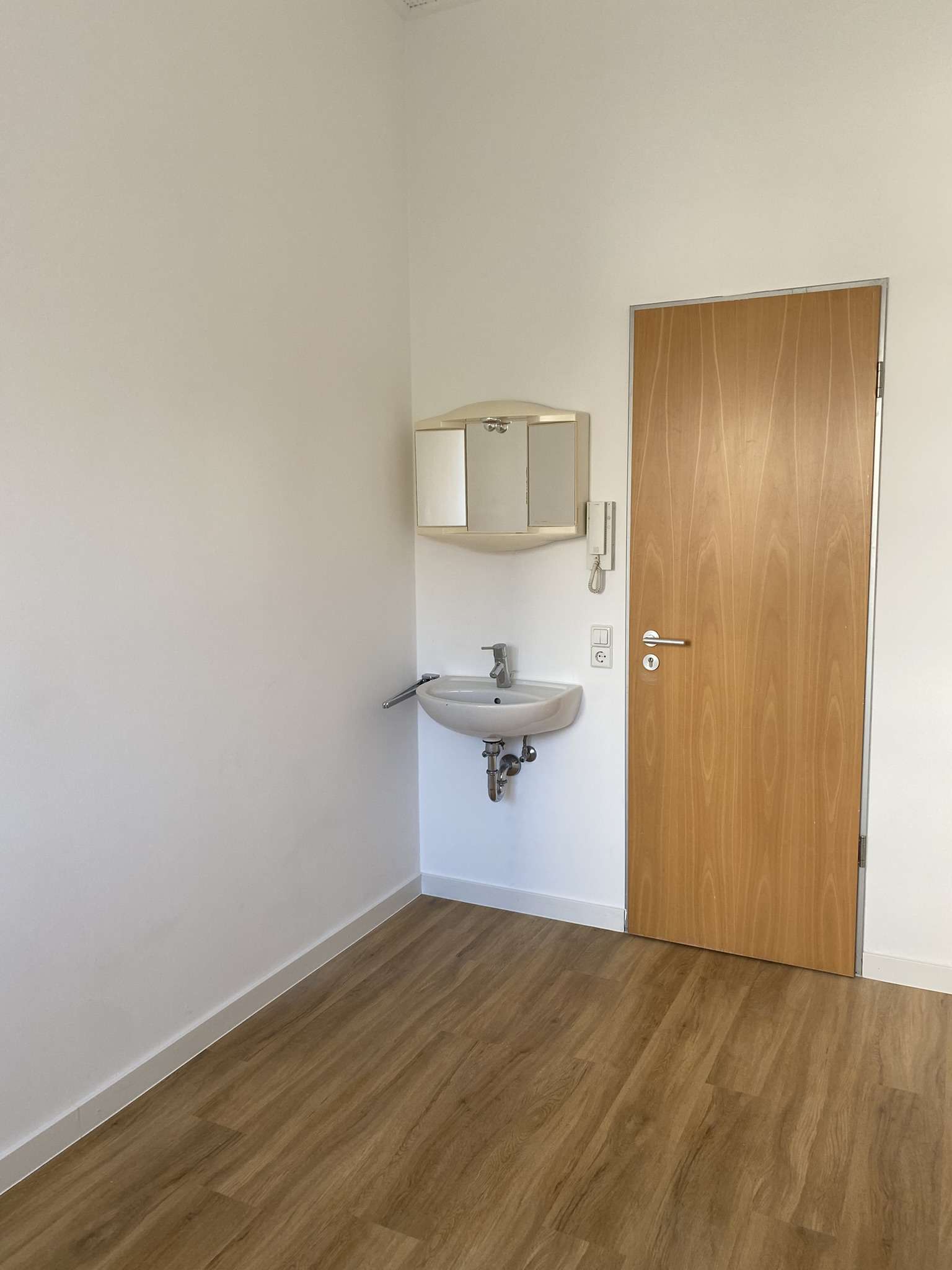 Detailansicht Zimmer  der Immobilie NUR FÜR STUDENTEN: Zentrumsnahes Studentenzimmer in einem Studentenwohnheim in Reutlingen