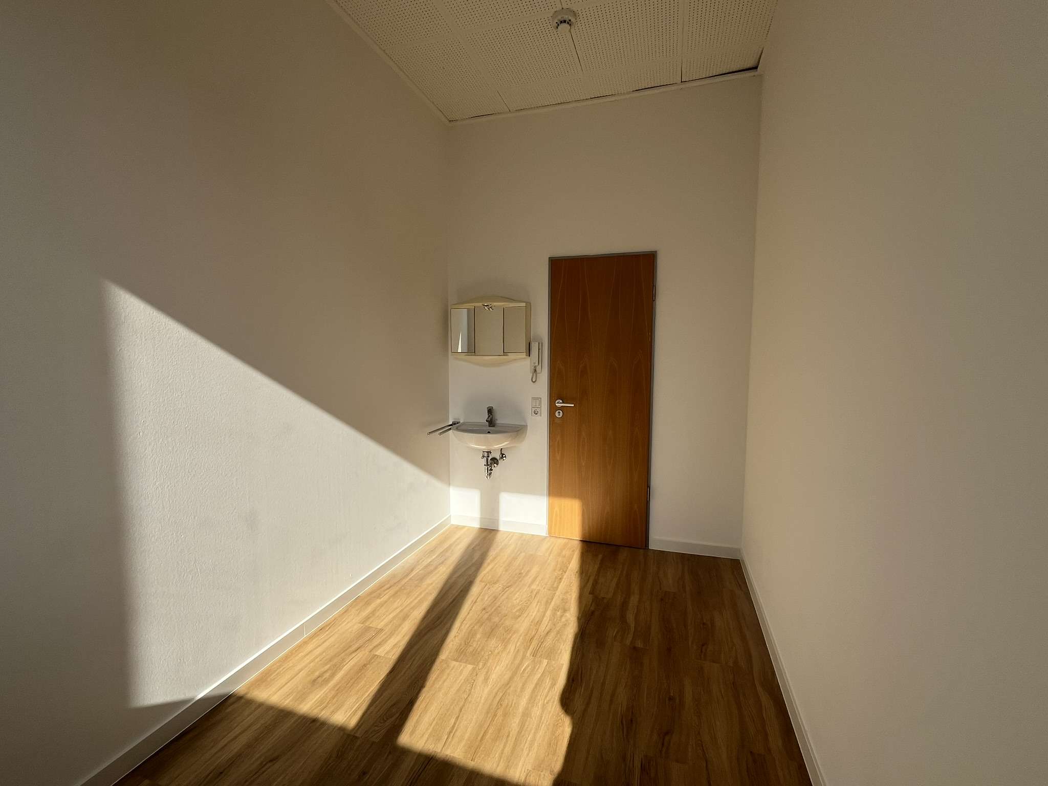 Detailansicht Zimmer der Immobilie NUR FÜR STUDENTEN: Zentrumsnahes Studentenzimmer in einem Studentenwohnheim in Reutlingen