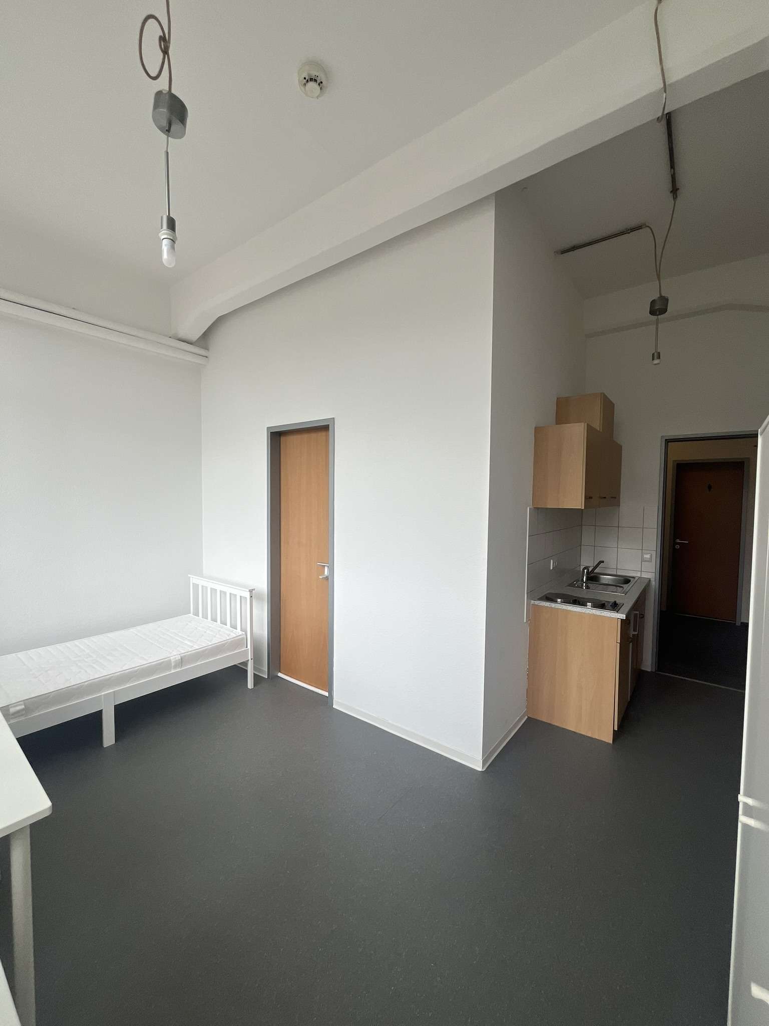 Detailansicht Wohn-/Schlafzi. mit Kü-Zeile der Immobilie Zentrumsnahes Studentenzimmer in 2er-WG