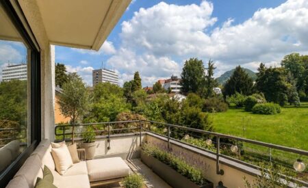 Detailansicht Balkon bspl. KI-Möblierung der Immobilie Freie 2-Zimmer-Wohnung mit Achalm-Blick