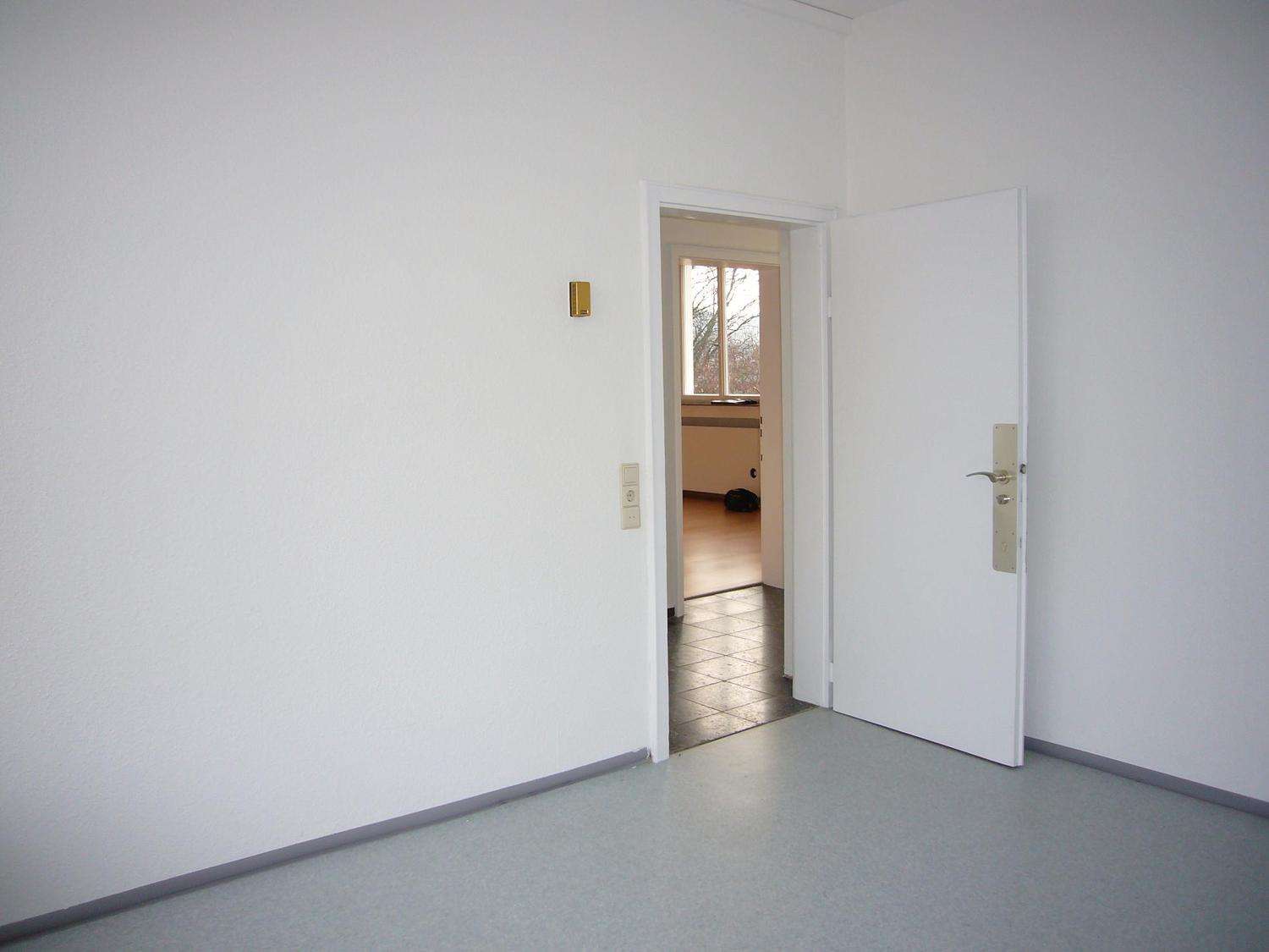 Detailansicht Badezimmer/2. Zimmer der Immobilie Gemütliche 1,5-Zimmer-Wohnung mit schöner Aussicht in zentrumsnaher Lage in Reutlingen