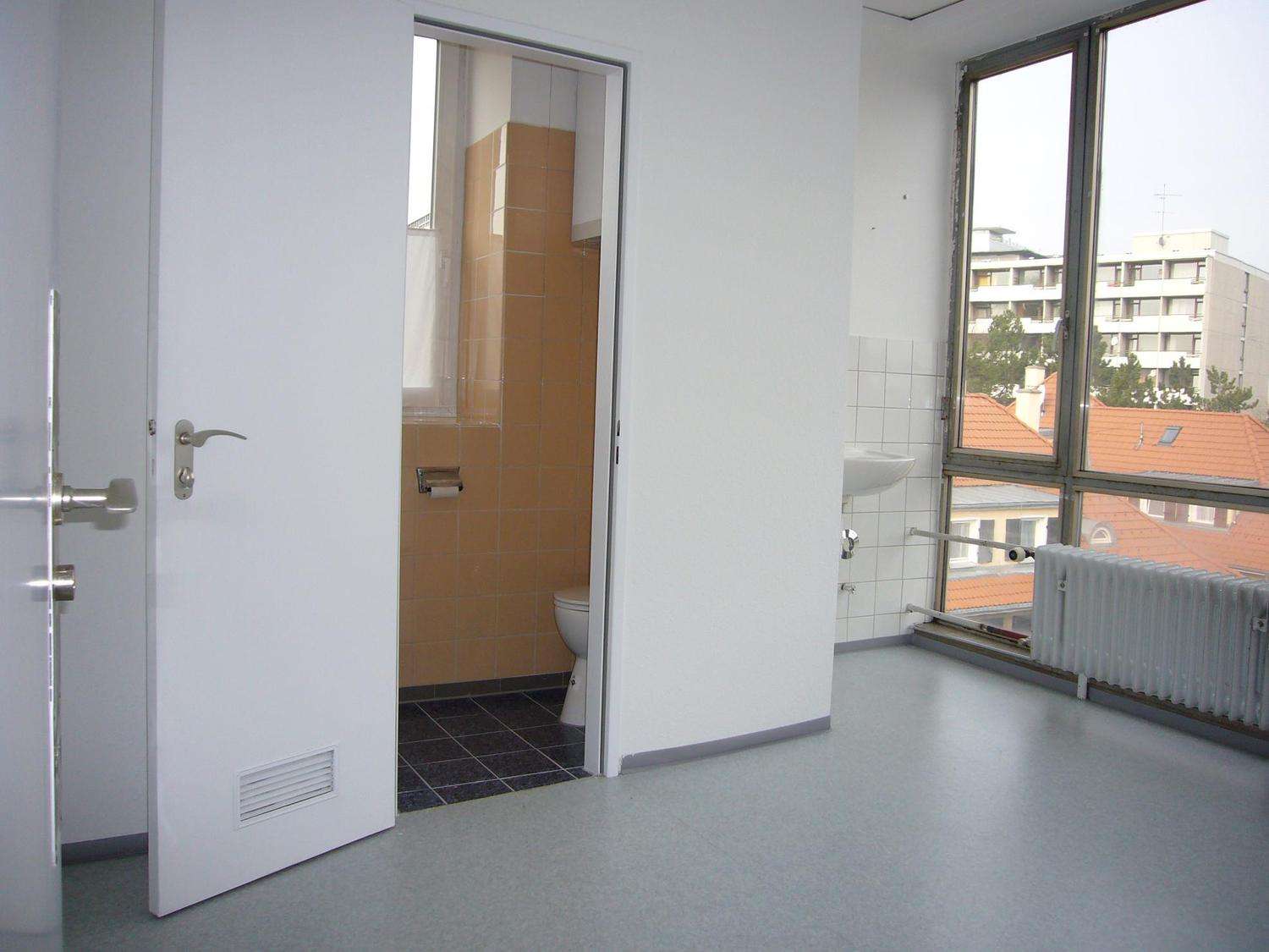 Detailansicht Badezimmer/2. Zimmer der Immobilie Gemütliche 1,5-Zimmer-Wohnung mit schöner Aussicht in zentrumsnaher Lage in Reutlingen