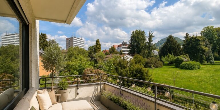 Balkon beispielhafte KI-Möblierung