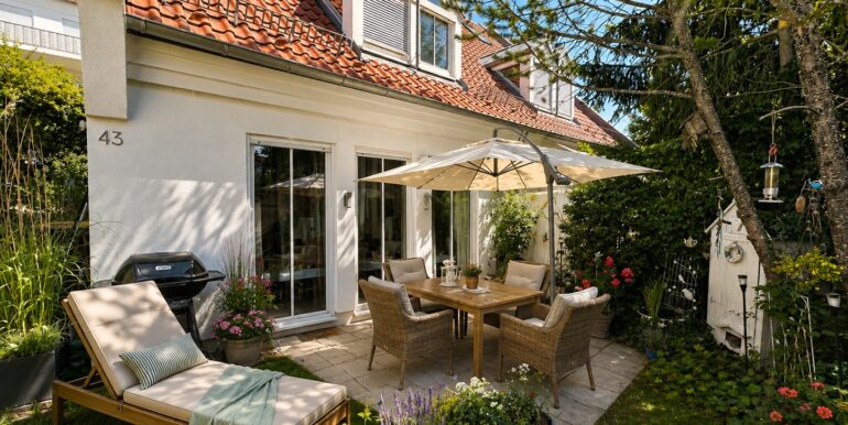 Terrasse beispielhafte KI-Möblierung