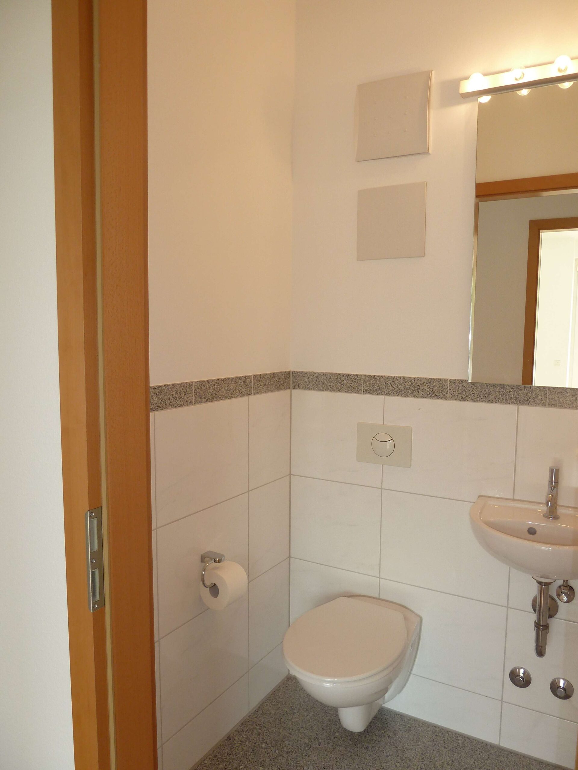 Detailansicht Gäste-WC der Immobilie Sehr helle 3-Zimmer-Penthouse-Wohnung "Am Georgenberg"