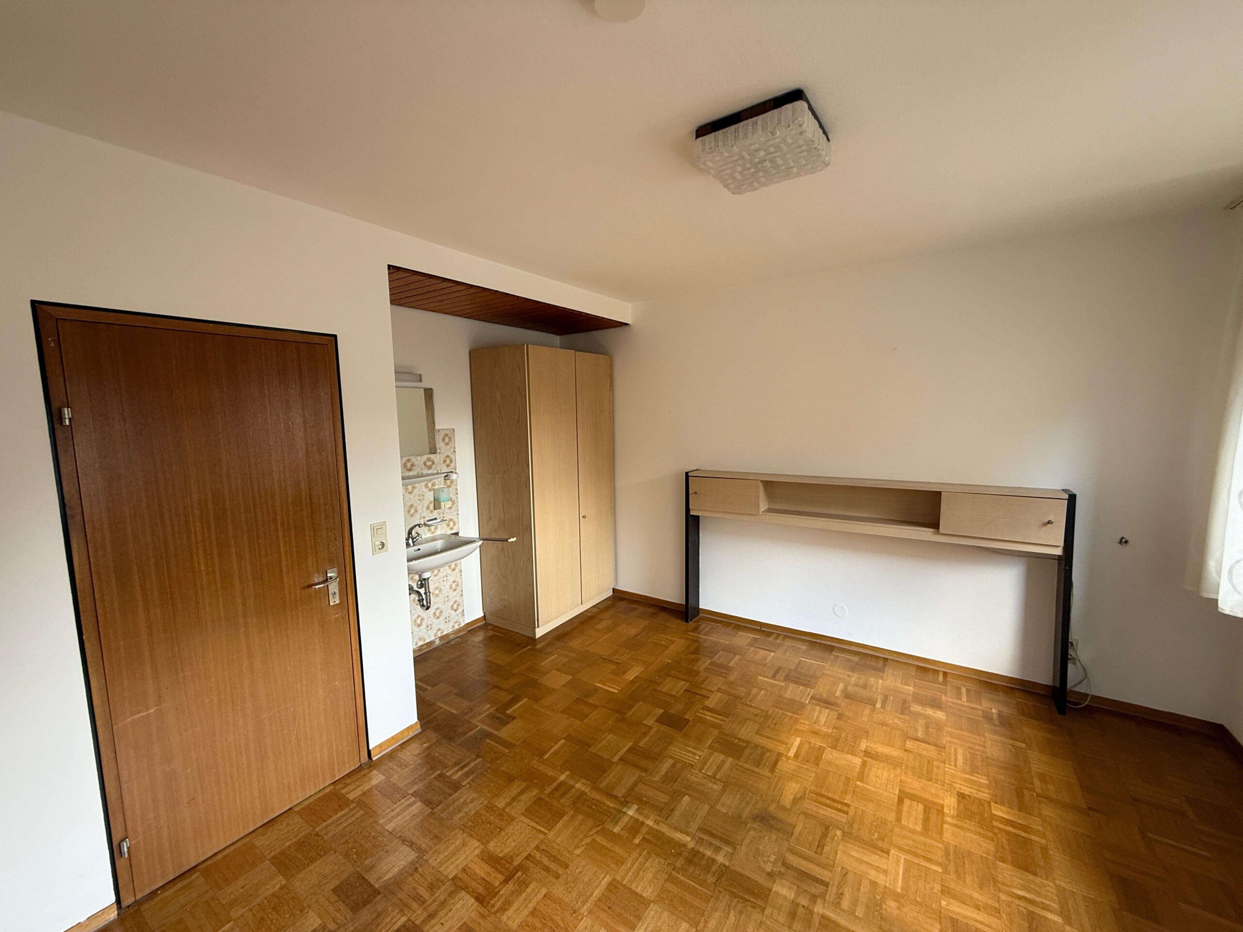 Detailansicht Wohnzimmer/Schlafzimmer der Immobilie Studentenzimmer in einem Wohnheim in Tübingen-Hirschau