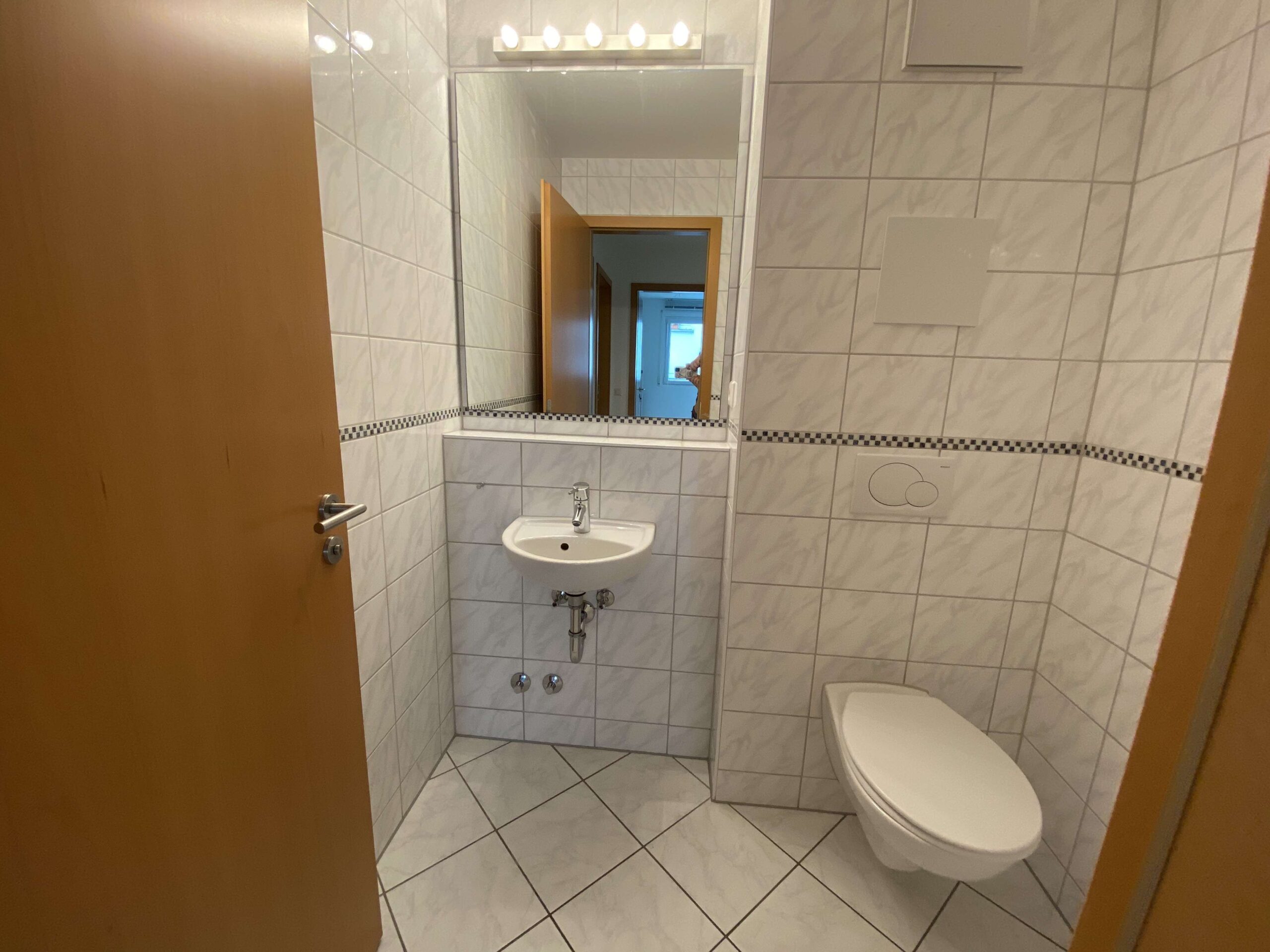 Detailansicht Gäste-WC der Immobilie Sehr schöne 3-Zimmer-Wohnung am Fuße der Achalm