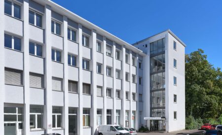 Detailansicht Außenansicht der Immobilie Stadtnahes Büro- und Geschäftshaus, halb im Grünen