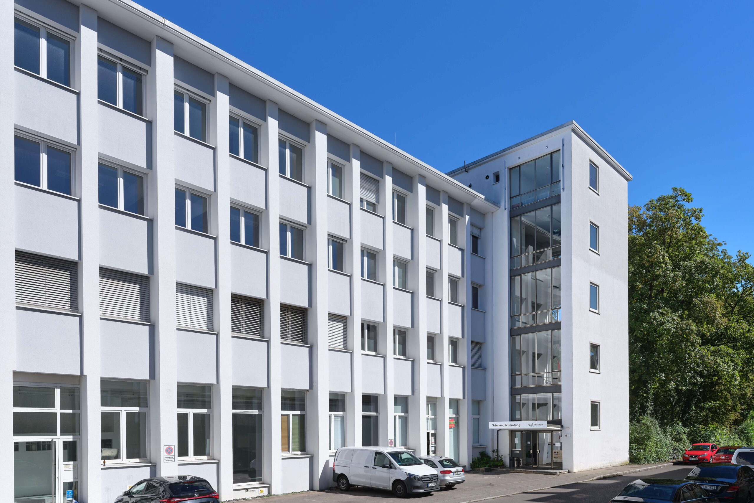 Detailansicht Außenansicht der Immobilie Stadtnahes Büro- und Geschäftshaus, halb im Grünen
