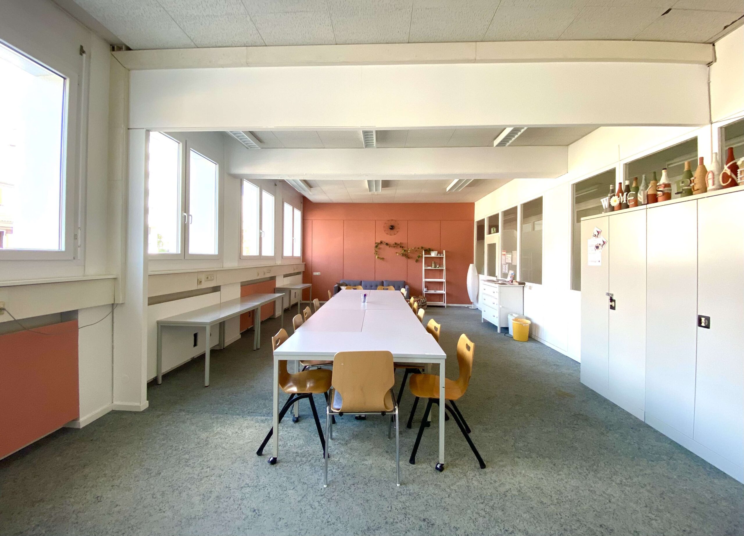 Detailansicht Besprechungsraum der Immobilie Stadtnahes Büro- und Geschäftshaus, halb im Grünen