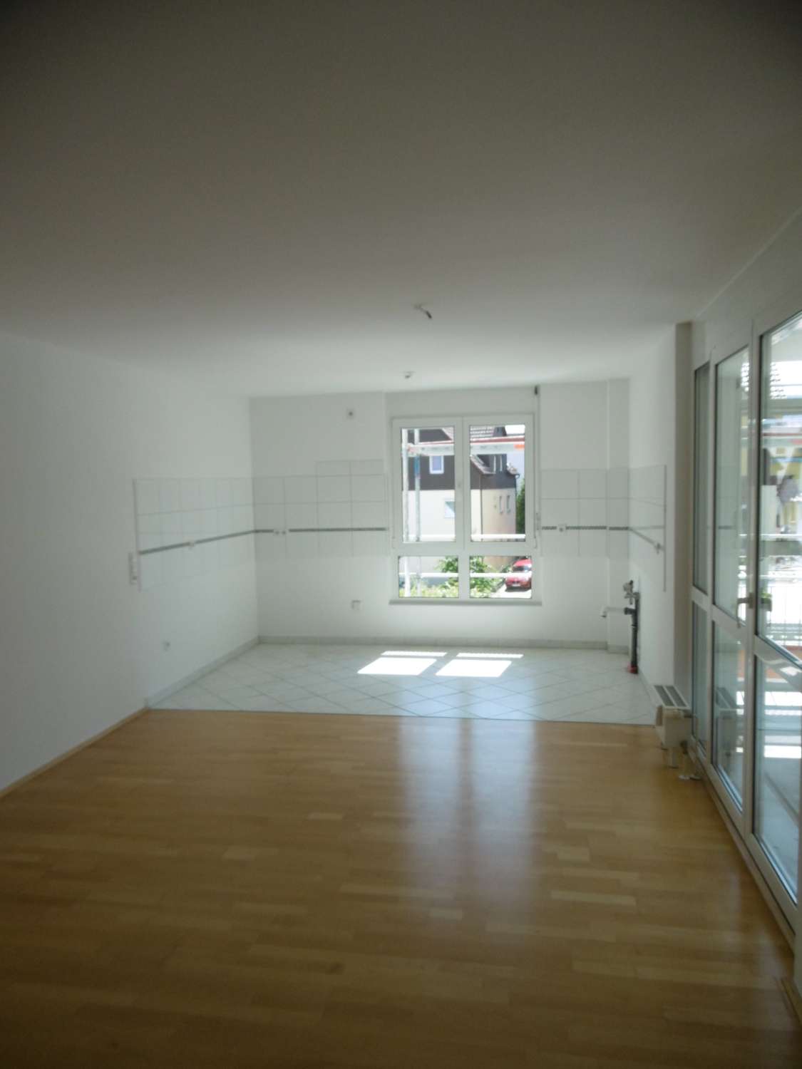 Detailansicht Wohnzimmer mit Blick in Küche der Immobilie Zentrumsnahe 3-Zimmer-Wohnung in Reutlingen