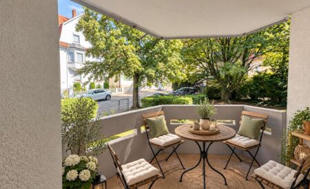 Detailansicht Balkon bspl. KI-Möblierung der Immobilie 2-Zimmer-Wohnung in zentrumsnaher Lage