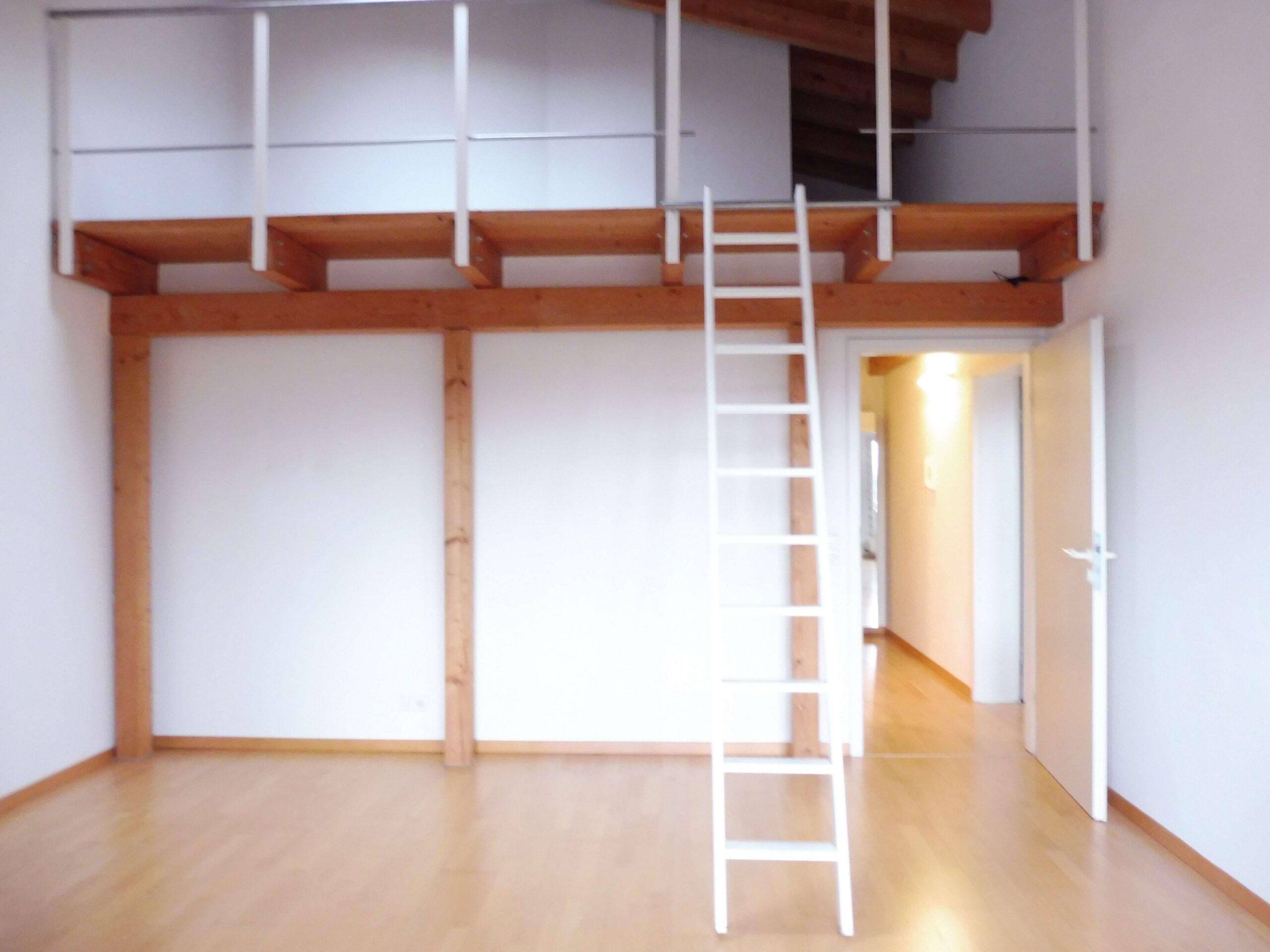 Detailansicht Wohnzimmer der Immobilie Charmante 2,5 Zimmer-Studio-Wohnung mit Galerie in Lustnau