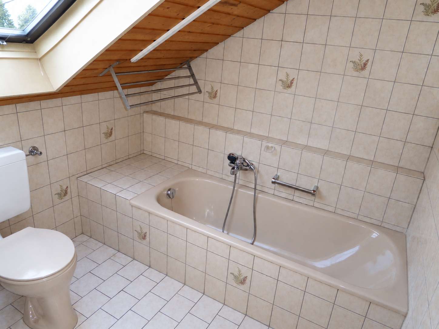 Detailansicht Badezimmer der Immobilie Schöne, großzügige 2,5-Zimmer-Studio-Maisonettewohnung in Dusslingen