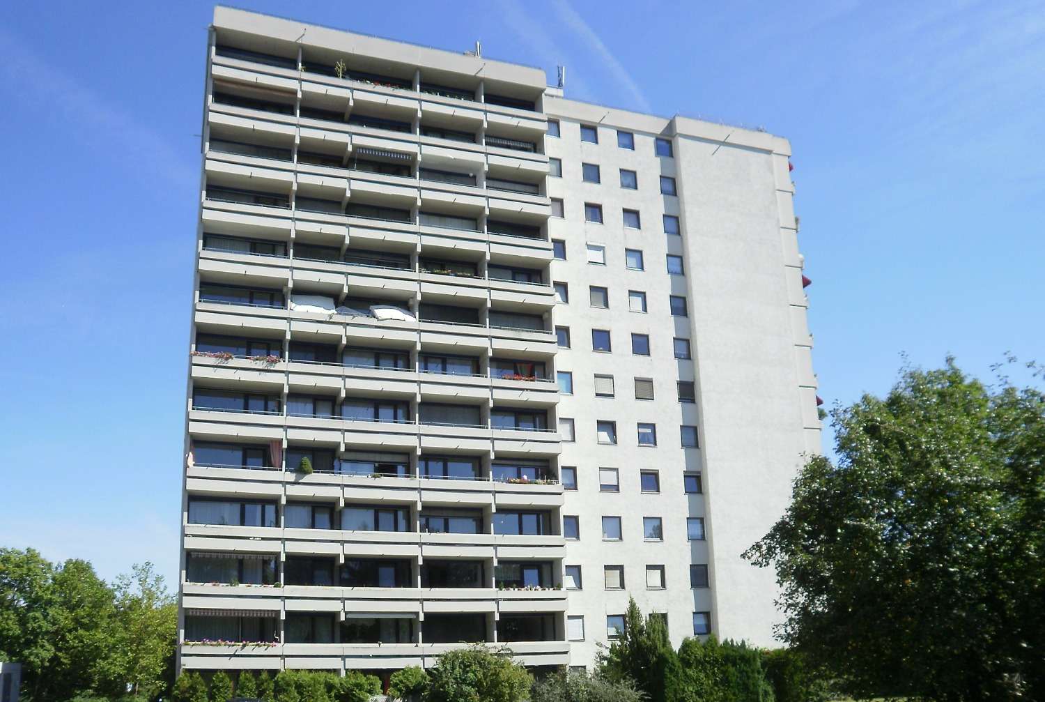Detailansicht Außenansicht der Immobilie 1-Zimmer-Wohnung im "Hochhaus Achalm" in Reutlingen