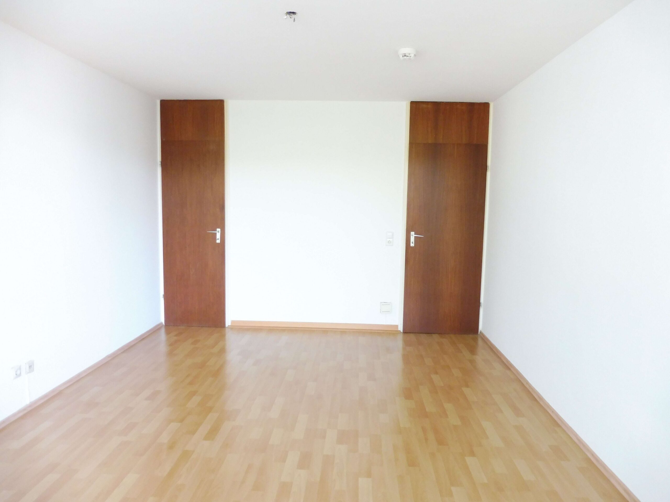 Detailansicht Wohn-/Schlafzimmer der Immobilie 1-Zimmer-Wohnung im "Hochhaus Achalm" in Reutlingen