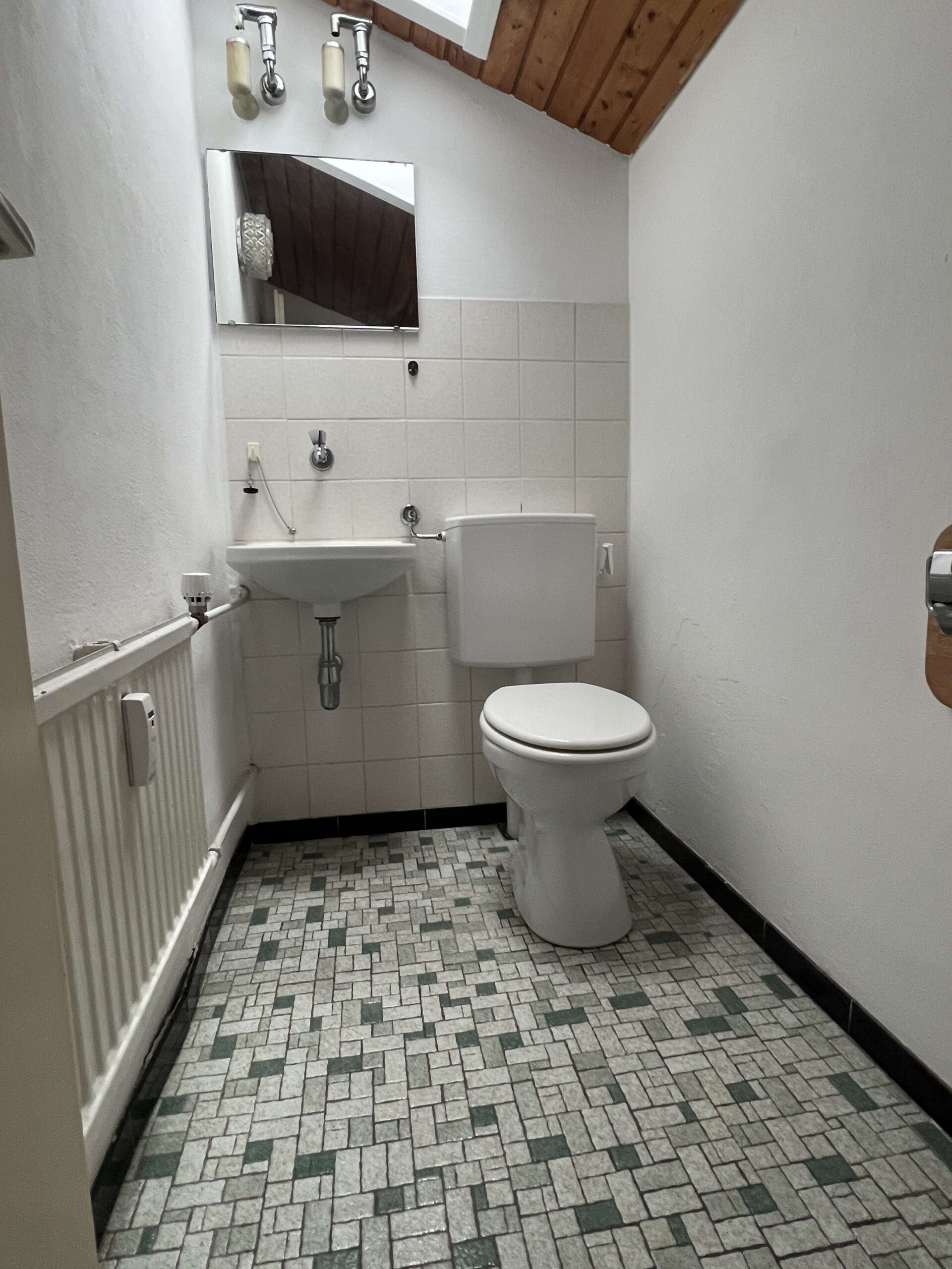 Detailansicht Gäste-WC der Immobilie 4,5-Zimmer-Wohnung mit schöner Aussicht