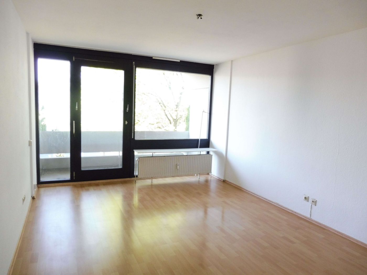 Detailansicht Wohn-/Schlafzimmer der Immobilie 1-Zimmer-Wohnung im "Hochhaus Achalm" in Reutlingen