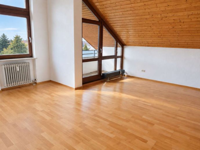 Detailansicht Wohnzimmer der Immobilie Schöne, großzügige 2,5-Zimmer-Studio-Maisonettewohnung in Dusslingen