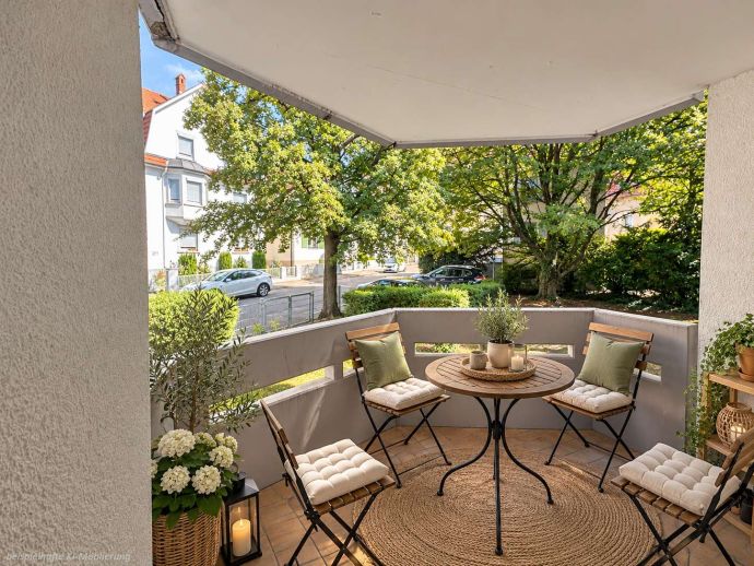 Detailansicht Balkon bspl. KI-Möblierung der Immobilie 2-Zimmer-Wohnung in zentrumsnaher Lage