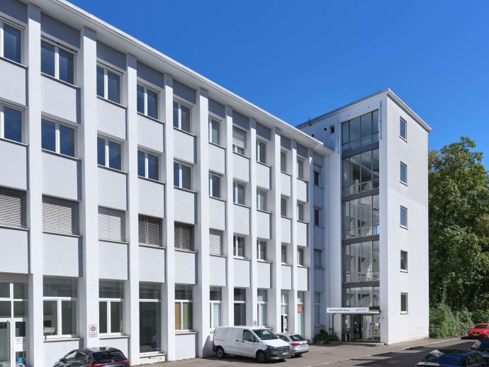 Detailansicht Außenansicht der Immobilie Stadtnahes Büro- und Geschäftshaus, halb im Grünen